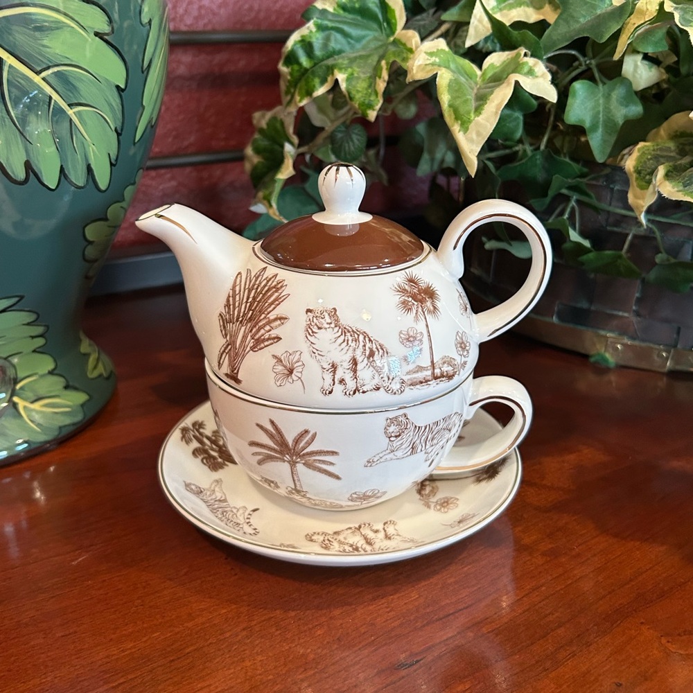 NWOT Monterey Bay Brown and White Teapot Set with Tiger Animal Design